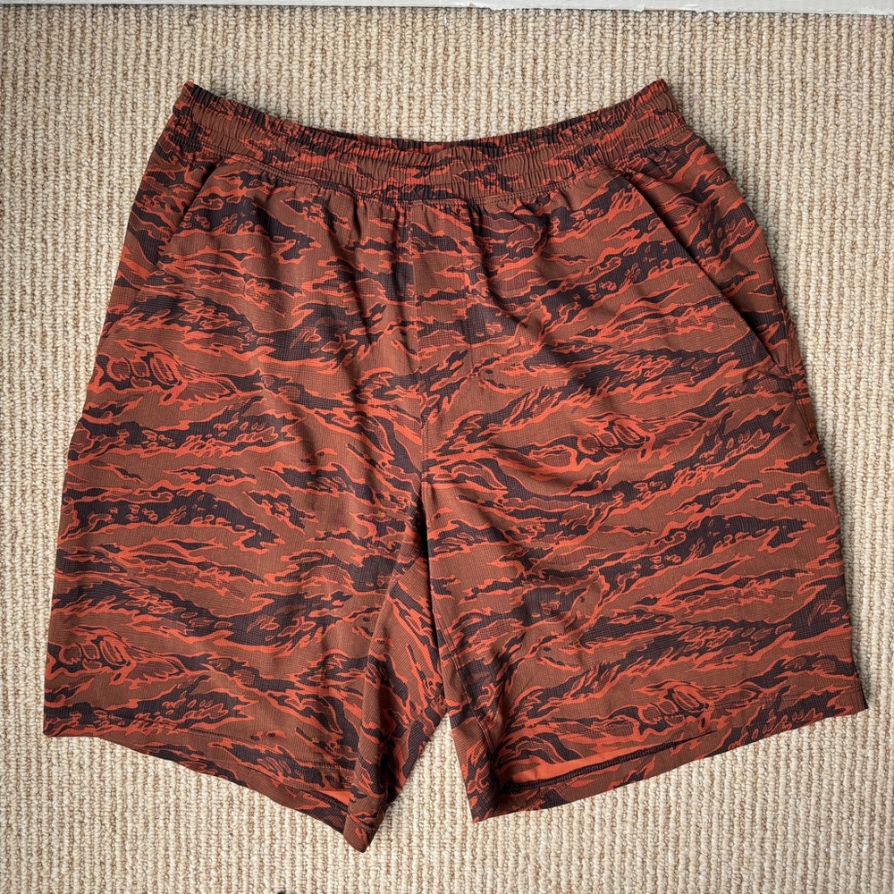 *SOLD* LULULEMON Men’s Pace Breaker Shorts Orange Camo 9” Inseam Size Medium